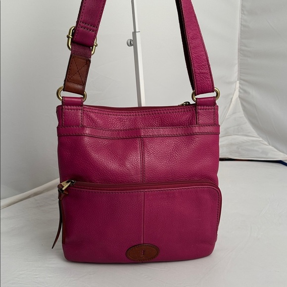 Fossil Morgan Traveler fuchsia leather adjustable crossbody bag - Picture 2 of 15